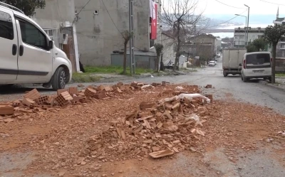 Aşırı y&uuml;kl&uuml; kamyon kayarak iki aracı bi&ccedil;ti; o anlar kamerada
