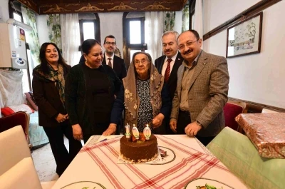 Asırlık &ccedil;ınar 100. yaş g&uuml;n&uuml;nde yalnız bırakılmadı
