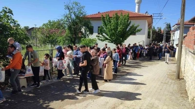 Asırlık &lsquo;&Ccedil;&ouml;rek Derme&rsquo; geleneğinde yiyecekler paylaşıldı

