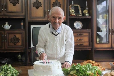 Asırlık dede, 102&rsquo;nci yaşını pasta keserek karşıladı: "Sıhhatim gen&ccedil;lik gibi devam ediyor"
