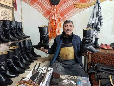 Asırlık kalıplarla k&ouml;r&uuml;kl&uuml; &ccedil;izme &uuml;retiyor
