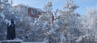 Aşkale&rsquo;de dondurucu soğuklar hayatı fel&ccedil; etti
