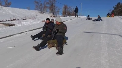 Aşkale&rsquo;de dondurucu soğuklara rağmen hayat devam ediyor: &Ccedil;ocuklar -30&rsquo;da kayarak eğlendi
