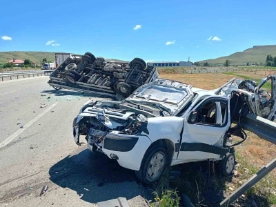 Aşkale&rsquo;de feci trafik kazası: 1&rsquo;i ağır 2 yaralı
