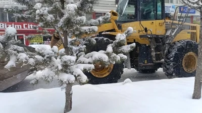 Aşkale&rsquo;de kar temizleme &ccedil;alışmaları son s&uuml;rat devam ediyor
