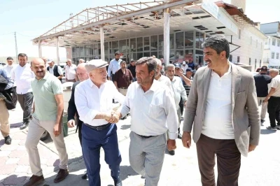 Aşkale&rsquo;de kentsel d&ouml;n&uuml;ş&uuml;m tam gaz: Başkan Sekmen sahadaki &ccedil;alışmaları denetledi
