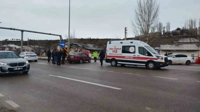 Aşkale&rsquo;de korkutan kaza: Facianın eşiğinden d&ouml;n&uuml;ld&uuml;
