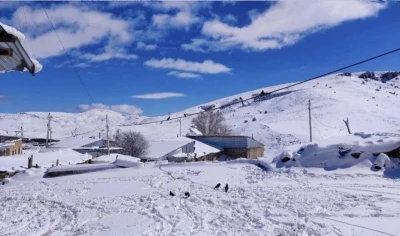 Aşkale&rsquo;de nisan ayında kar s&uuml;rprizi: Baharda kar yağışı etkili oldu
