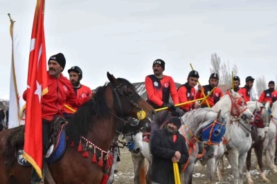 Aşkale&rsquo;nin kurtuluş bayramında cirit coşkusu
