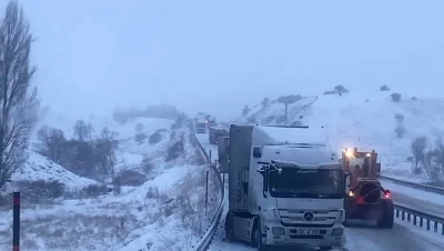Aşkale tepebaşı mevkiinde kayan tırlar yolu kapattı
