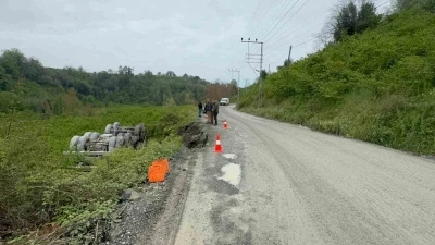 Askeri limana taş g&ouml;t&uuml;ren kamyon devrildi, s&uuml;r&uuml;c&uuml; yara almadan kurtuldu
