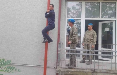 Askeri personele yangın tatbikatı
