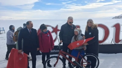 Askıda Bisiklet Derneği &Ccedil;ıldırlı &ccedil;ocukları sevindirdi
