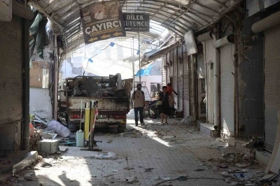 Asrın felaketinde hasar alan Tarihi Uzun Çarşı’da restorasyon çalışması yıkımla başladı
