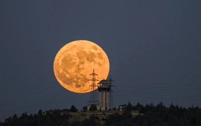Astrofotoğraf&ccedil;ı &rsquo;&Ccedil;ilek Dolunayı&rsquo;nı b&ouml;yle g&ouml;r&uuml;nt&uuml;ledi
