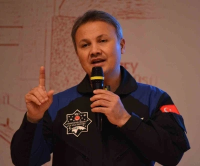 Astronot Alper Gezeravcı, &uuml;niversite &ouml;ğrencileriyle buluştu
