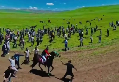 At yarışındaki  g&ouml;r&uuml;nt&uuml;ler harekete ge&ccedil;irdi:  Ata uygunsuz m&uuml;dahaleye soruşturma
