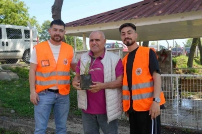 Atakum Belediyesinden kabir ziyareti yapan vatandaşlara &ccedil;i&ccedil;ek fidesi
