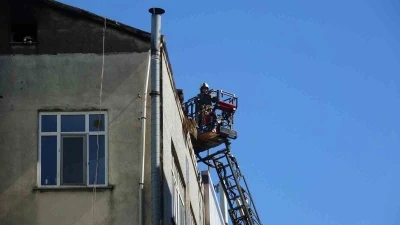 Ataşehir&rsquo;de 3 katlı binanın &ccedil;atı katında yangın
