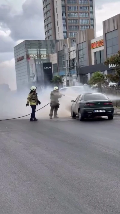 Ataşehir’de araç yangını
