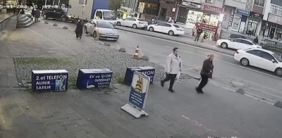 Ataşehir’de kamyonet durağa daldı: Kaza anı kamerada
