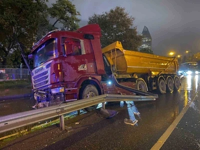 Ataşehir’de kayganlaşan yolda kontrolden çıkan hafriyat kamyonu bariyerlere çarptı
