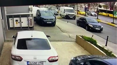 Ataşehir’de kontrolden çıkan otomobil 3 araca çarparak takla attı
