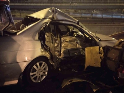 Ataşehir&rsquo;de kontrolden &ccedil;ıkan otomobil bariyerlere ok gibi saplandı: 1 Ağır yaralı
