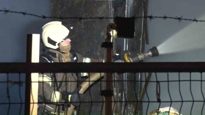 Ataşehir&rsquo;de mermer at&ouml;lyesinde yangın: 2 kişi dumandan etkilendi
