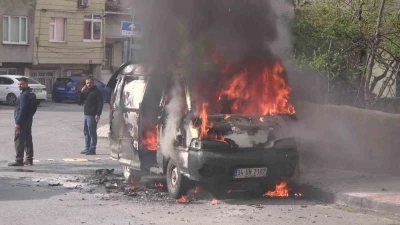 Ataşehir&rsquo;de minib&uuml;s alev alev yandı
