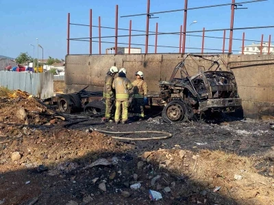 Ataşehir’de park halindeki kamyon alev alev yandı
