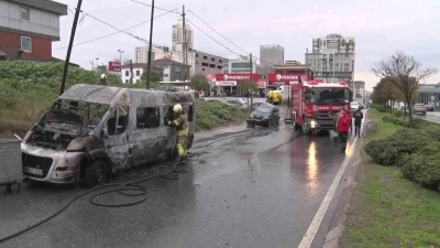 Ataşehir&rsquo;de servis minib&uuml;s&uuml; yanarak k&uuml;le d&ouml;nd&uuml;

