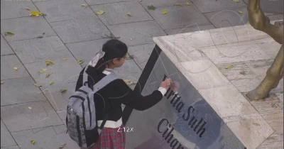 Atatürk büstünü temizleyen minik Asmin
