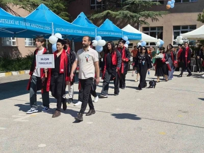 Atat&uuml;rk Meslek Lisesi &ouml;ğrencileri mezuniyet sevinci yaşadı
