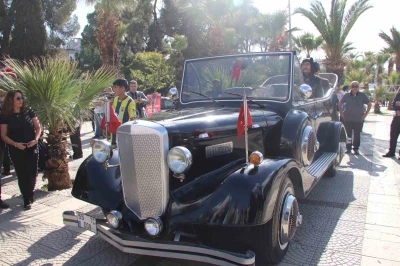 Atatürk’ün makam aracının aynısı Turgutlu’da ilgi odağı oldu
