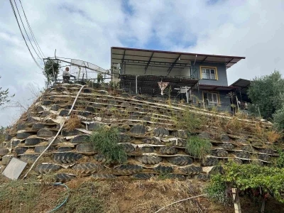 Atık lastiklerle kale gibi duvar ördü
