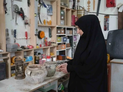 Atık ve kullanılmayan eski eşyalar marangoz kadının elinde yeniden hayat buluyor
