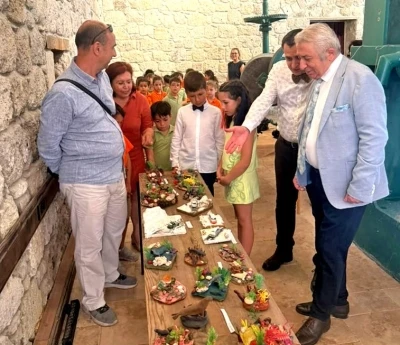 Atıklar minik ellerde sanat eserine d&ouml;n&uuml;şt&uuml;
