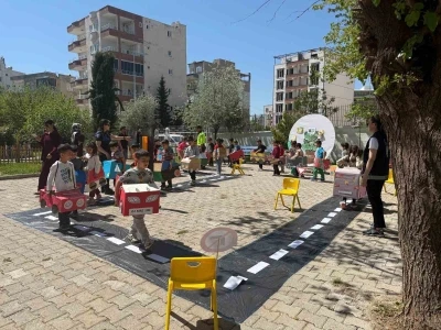 Atıklardan ara&ccedil; yaptılar, trafiği uygulamalı &ouml;ğrendiler
