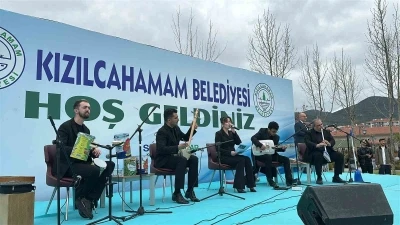 Atıklardan yaptıkları m&uuml;zik aletleri ile konser verdiler
