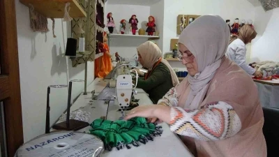 Atıl kumaşları sanata d&ouml;n&uuml;şt&uuml;r&uuml;yorlar
