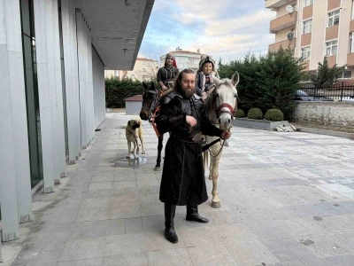 Atlarla geldiler: Film kost&uuml;m&uuml;yle masal gibi nikah
