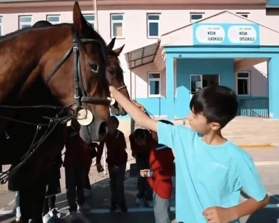 Atlı Jandarma timleri okul çevresinde devriye yaptı
