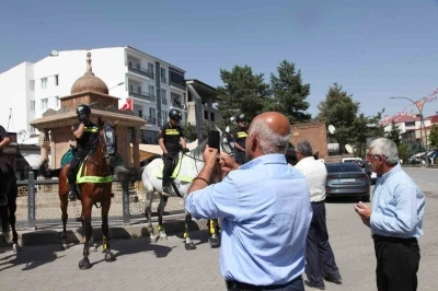 Atlı polisler tarihi ilçe Ahlat’ın caddelerinde
