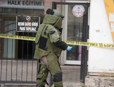 ATM önünde unutulan şüpheli çanta polisi alarma geçirdi
