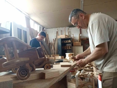 Atmaya kıyamadığı ahşapları sanat eserine &ccedil;eviren 50 yıllık ustanın oyuncak arabaları ilgi g&ouml;r&uuml;yor
