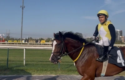 Attan düşen jokeyin yerine yarıştı birinci oldu
