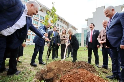 A&Uuml; İlahiyat Fak&uuml;ltesi bah&ccedil;esine 100 ağa&ccedil; dikildi
