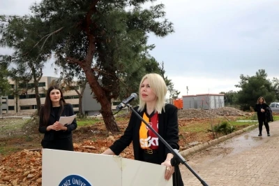 A&Uuml; Rekt&ouml;r&uuml; Prof. Dr. &Ouml;zkan, ağa&ccedil; dikimine Galatasaray formasıyla gelip, Fenerbah&ccedil;e&rsquo;ye başarı diledi
