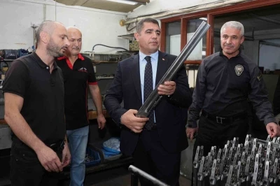 Av tüfeği üretim merkezinde inceleme
